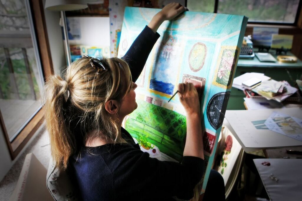 Private classes: picture of Mindy Carpenter painting in her home studio